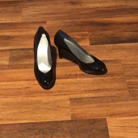 Women’s Tahari high heel shoes! - Picture 3 of 3